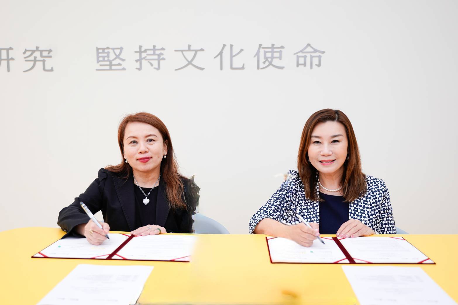 The head of the College of Communication of NCCU, Prof. Yi-Ning Chen, and the Head of the School of Communication of The Hang Seng University of Hong Kong (HSUHK), Prof. Hung Tso, signed a memorandum 